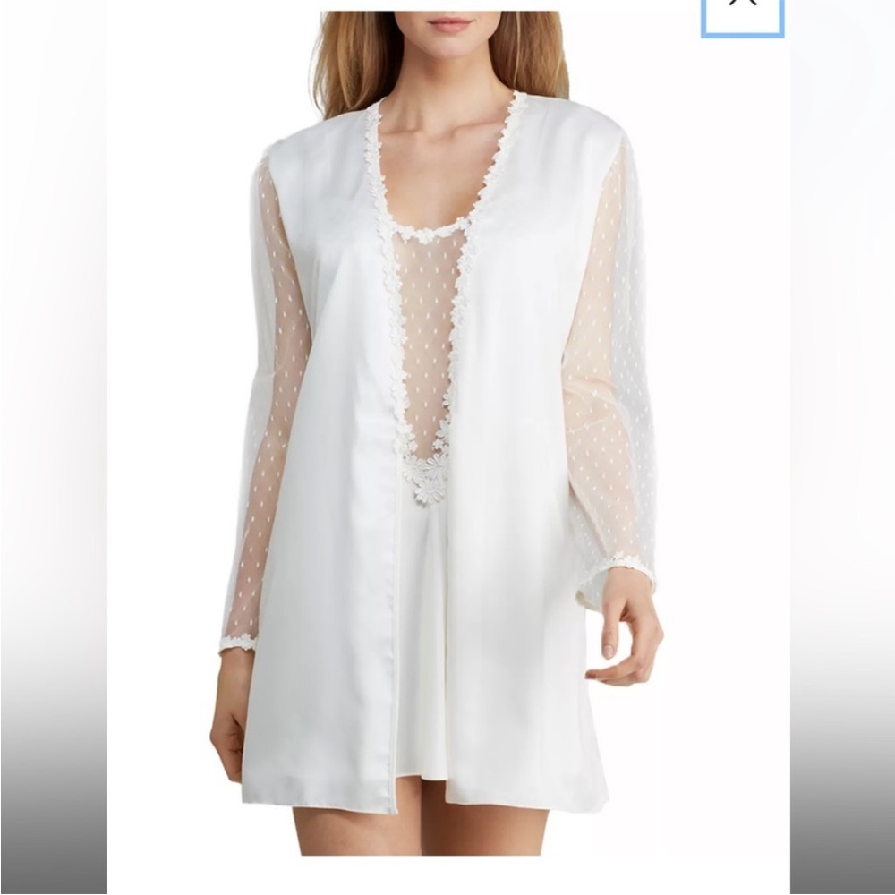 Robe - Picture 2 of 6